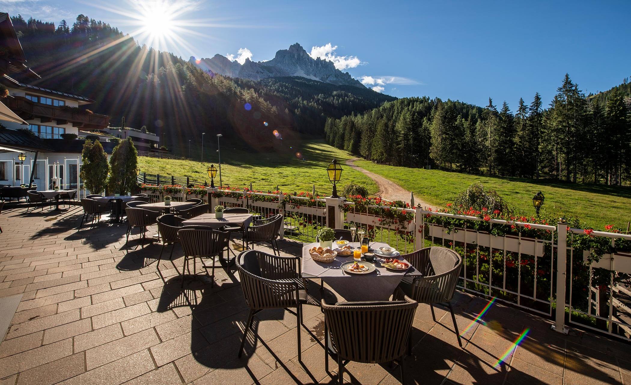 Colazione sulla terrazza soleggiata