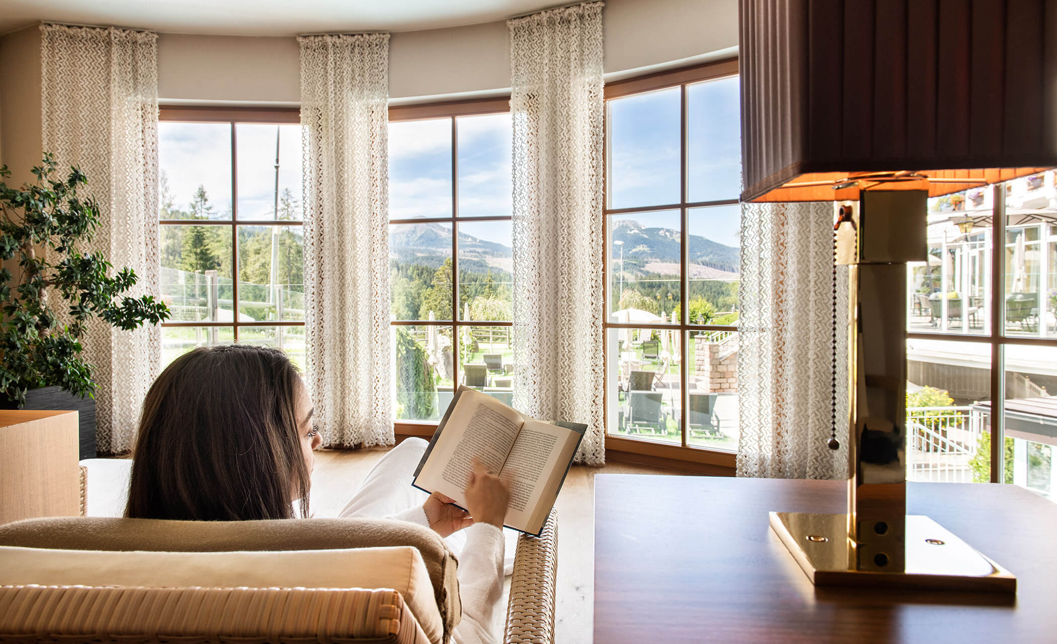 Lettura di un libro nella sala relax