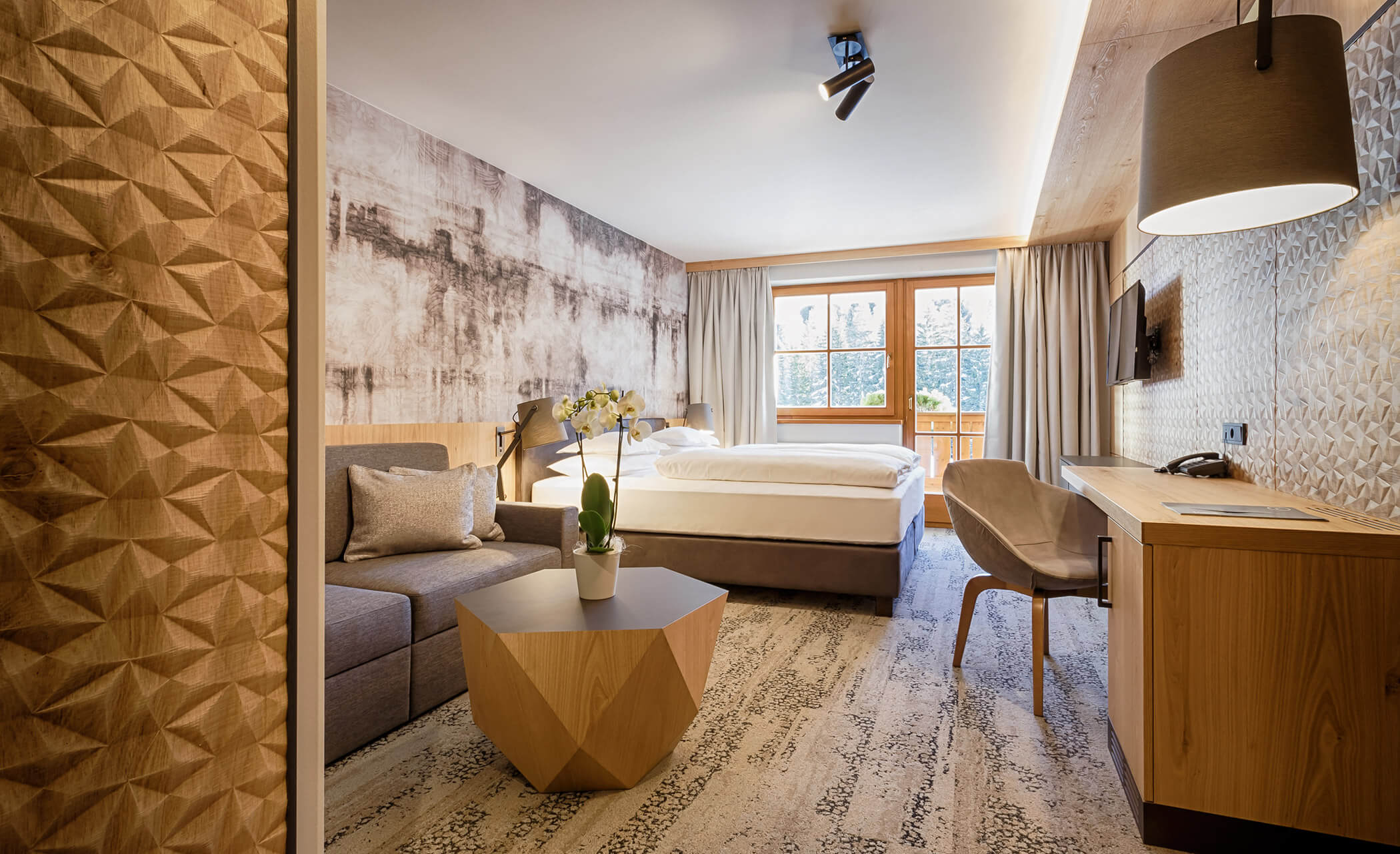 Junior Suite Latemar - balcone esposto a sud con vista sulle montagne