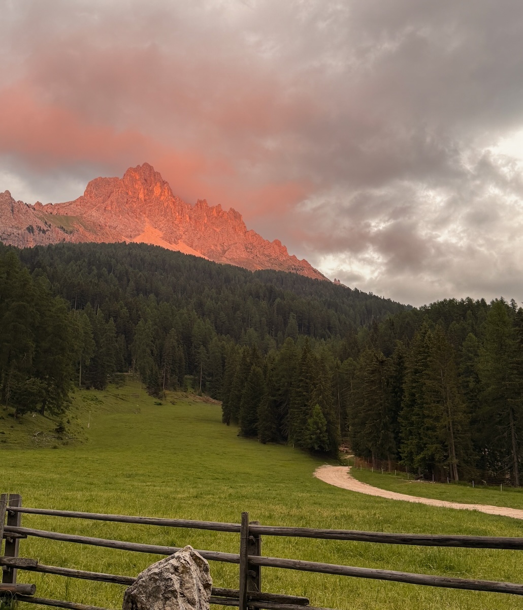 Latemar nelle Dolomiti illuminato di rosso al tramonto a Obereggen, Alto Adige
