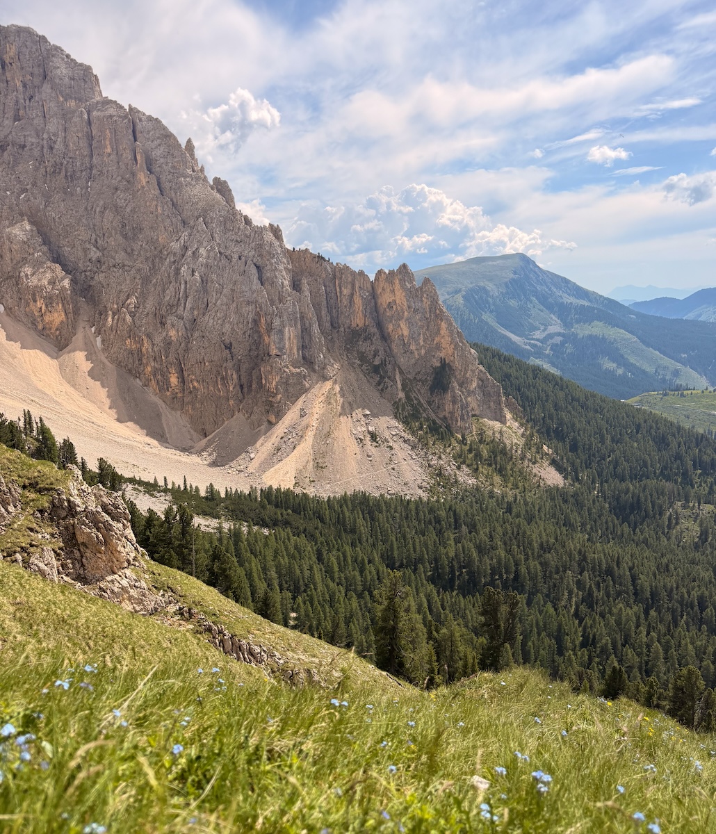 Vista sul massiccio del Latemar nelle Dolomiti a Obereggen, Alto Adige
