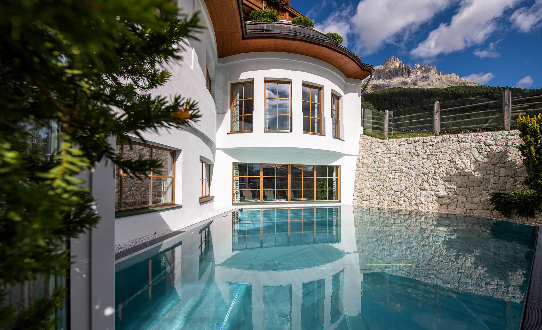 Pool mit Blick auf die Berge