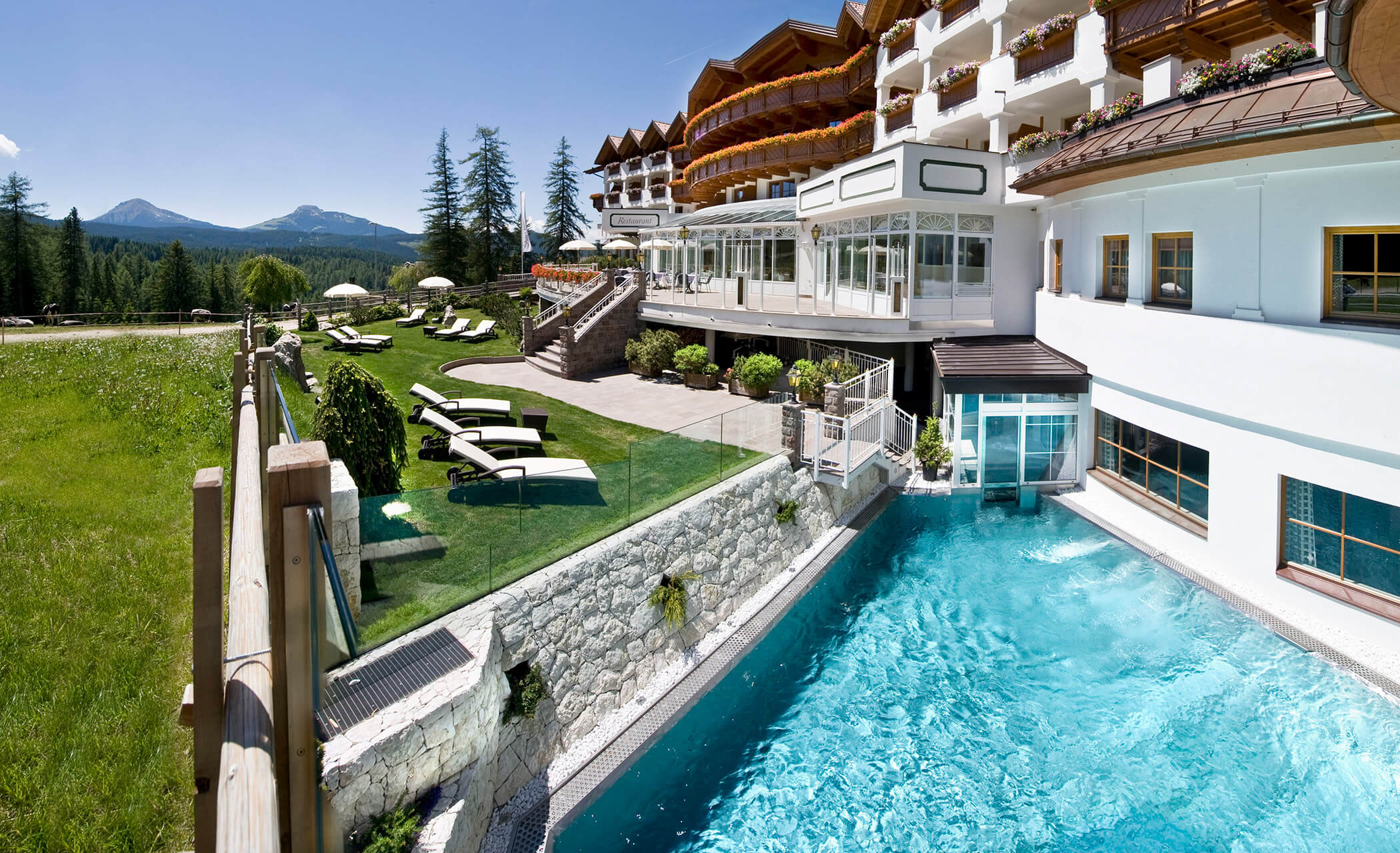 Outdoorpool und Liegestühle